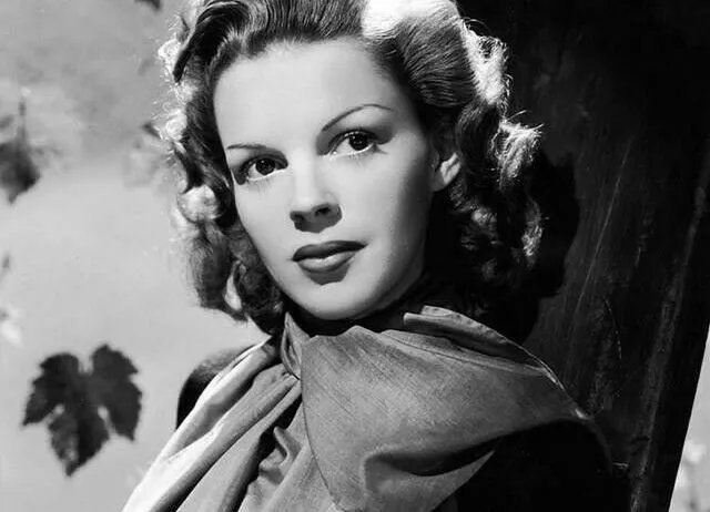 #OnThisDay in 1969 Judy Garland and musician Mickey Deans had their marriage blessed St Marylebone Parish Church!
St Marylebone has had many famous residents and visitors, see more about them on our website here...
bit.ly/3Su2acB

#MaryleboneMonday