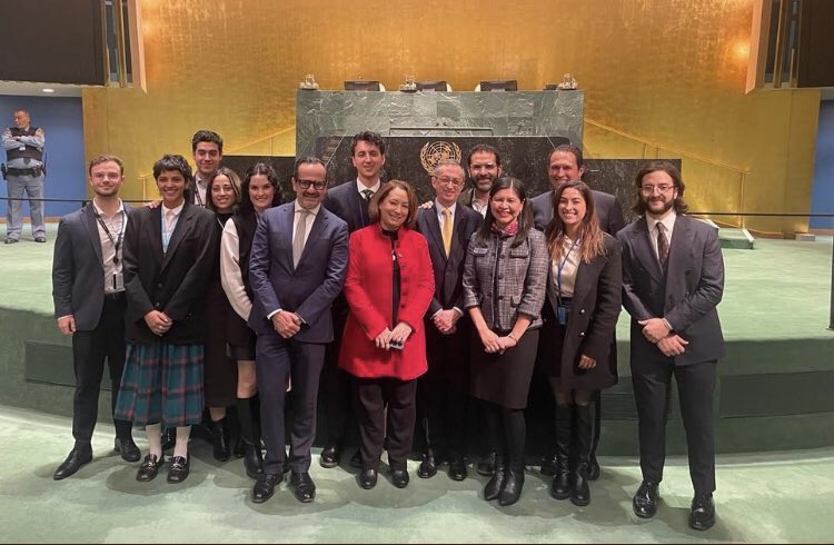 Y desde luego mi reconocimiento al fantástico equipo de campaña de DGONU y Delegamex ONU. A mis colegas y amigos @ABuenrostroMass , @Tonatiuh_ , Blanca Méndez, Natalia Jiménez, Pablo Arrocha, Regina Domínguez Morfin, Natalia Berron y @eduardoanconab mi enorme afecto y admiración.