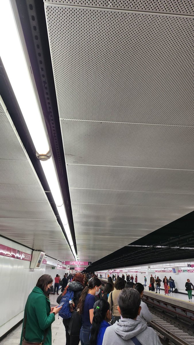 LunaYenig's tweet photo. Más de 10min en esperar tren #MetroCDMX el tren 678 que pasa a las 8:28 se va con puertas abiertas y la línea saturada https://t.co/3suGwp1tIS