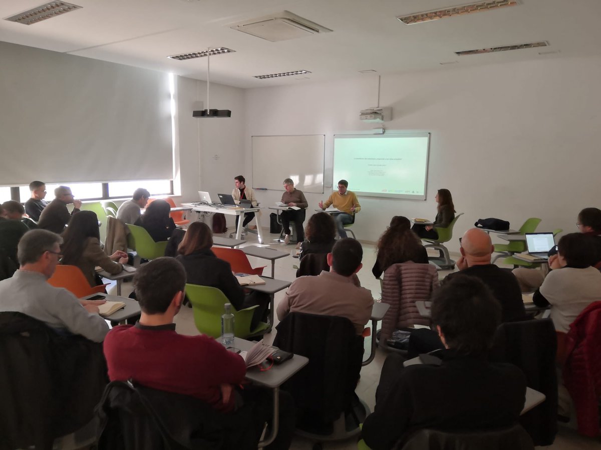 xavimatilla's tweet photo. En @auot2024 @etsa_malaga_uma debatiendo/compartiendo sobre la enseñanza del Urbansimo en un contexto de crisis climática https://t.co/5rVd4AiGA4
