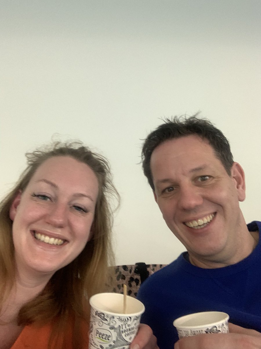 1 van onze favoriete momentjes van de week: samen, met een bakje koffie, op de tribune kijken naar ons dochtertje bij de zwemclub 😍