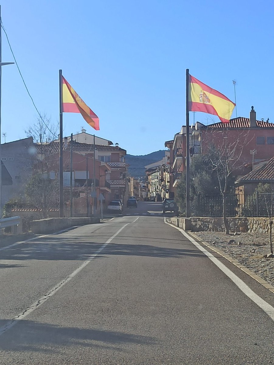 en que pueblo se entra por un puente de piedras con banderas gigantes de España a los lados? efectivamente, por el mío