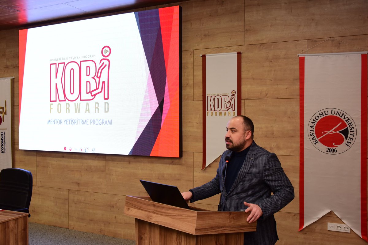 sinopuniversity's tweet photo. Üniversitemiz Teknoloji Transfer Ofisi’nin  paydaşı olarak yer aldığı “Orman Ürünleri Sektörünün Yönetimsel ve Pazarlama Odaklı Sorunların Çözümüne Yönelik KOBİ Mentörü Yetiştirme Projesi” kapsamında “KOBİ Forward: İhtisas Odaklı Mentör Yetiştirme Programı” hayata geçirildi.

Kastamonu Üniversitesi İhtisaslaşma Koordinatörlüğü ve Bilimsel Araştırma Projeleri (BAP) birimi tarafından desteklenen Projenin açılışı, Kastamonu Teknokent Ilgaz Salonu’nda düzenlenen törenle gerçekleştirildi. 

Açılış törenine, Üniversitemizi temsilen TTO Koordinatörümüz Dr. Öğr. Üyesi @mserdem katıldı. 

Açılış konuşmalarının ardından, İktisadi ve İdari Bilimler Fakültesi Öğretim Üyesi ve Proje Yürütücüsü Doç. Dr. Erol Tekin, katılımcılara projenin detayları hakkında bilgi verdi.
🔗
https://t.co/26pkVJMhjG