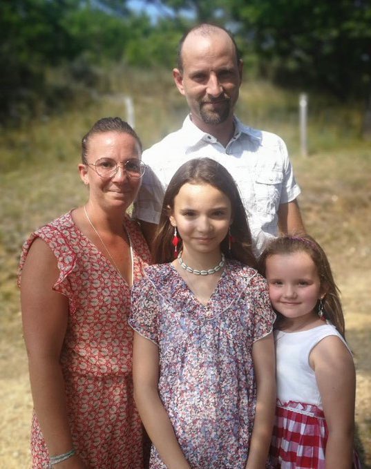 GossipRoomOff's tweet photo. Voici Alexandra et sa famille. L'agricultrice ainsi que sa plus grande fille, Camille, ont été mortellement fauchées sur un barrage à #Pamiers. 

Pensées et soutien au papa et mari, et à sa plus jeune fille et soeur. 

Qu’Alexandra et Camille reposent en paix. 🌹 https://t.co/K2Od7pJL0Z
