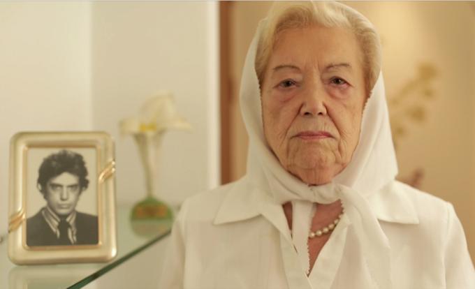 Varlıklarıyla bize ilham olan Plaza de Mayo Annelerinden Sara Rus’un vefatını derin bir üzüntüyle öğrendik.
47 yıldır gözaltında kaybedilen oğlu Daniel Rus’u bulmak için mücadele eden Sara Annemizin dediği gibi; Gerçekler hakkında konuşmazsak, kaybolurlar. Gerçeklerin geçip