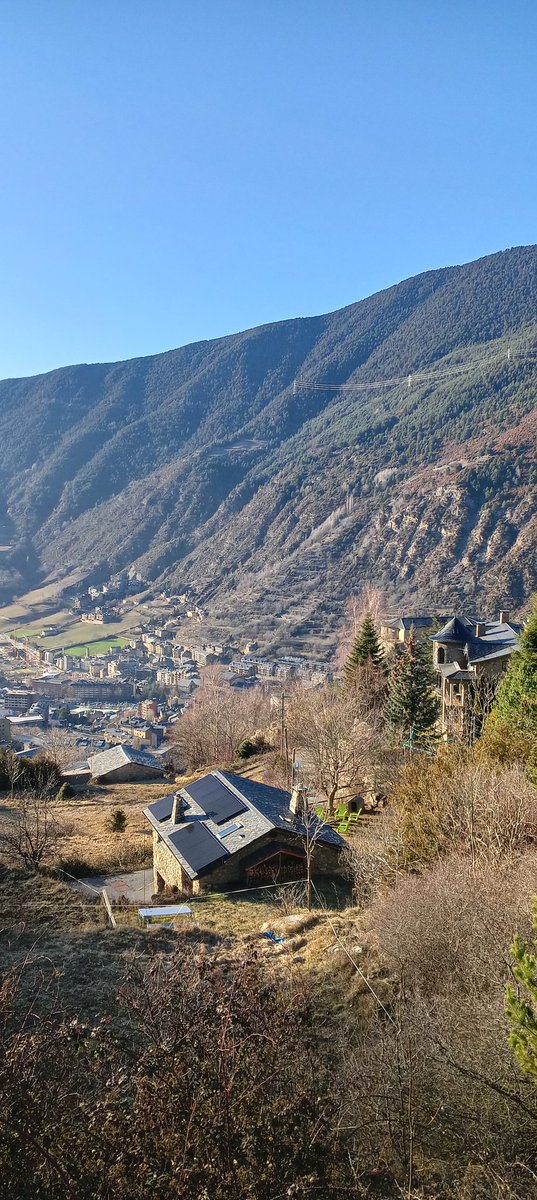 SUDPIRINEUS's tweet photo. A partir d'ara a #Andorra només instal·larem panell full black. Queda molt més ben integrat sobre llosa. A mi, personalment, m'agrada, però sobre gustosos hi podeu dir la vostra https://t.co/zDiKopv4Po