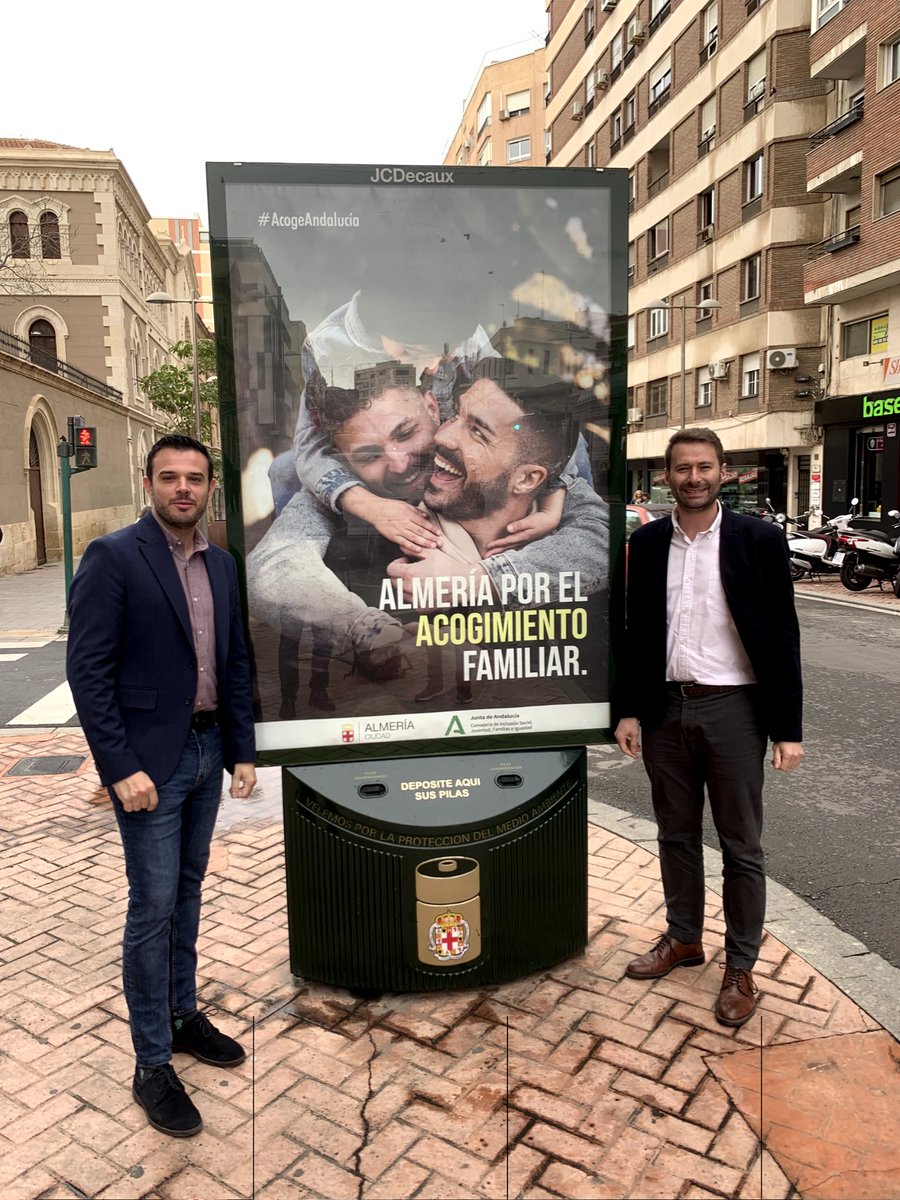 👨‍👩‍👧‍👦 El Ayuntamiento colabora con la Junta en la difusión y fomento de la campaña ‘Almería por el acompañamiento familiar’.

👉 <a href="/OscarBleda/">Oscar Bleda</a> junto al delegado de Inclusión Social <a href="/FrancisBellido/">Francisco Bellido</a> animan a las familias a acoger a menores con necesidades.

#MásCapitalMásAlmería 🏴󠁧󠁢󠁥󠁮󠁧󠁿