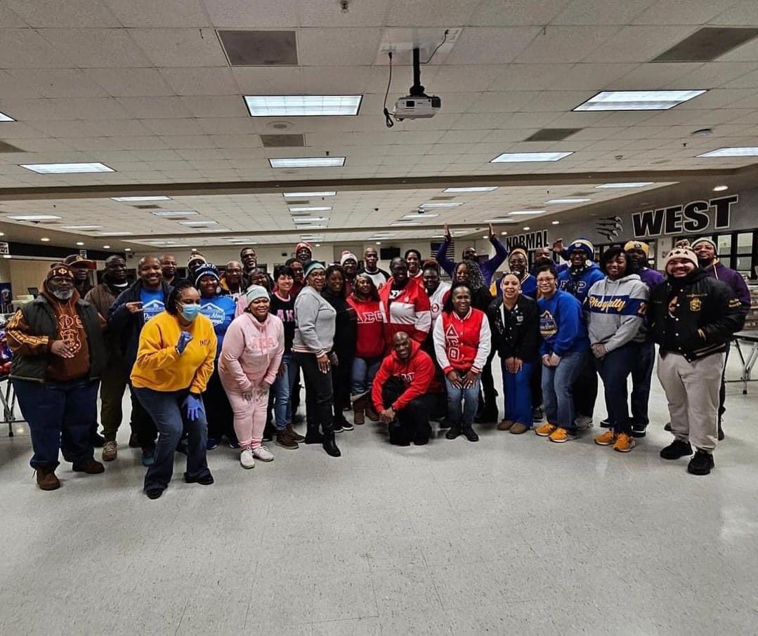 KES1922's tweet photo. Sorors of KES participated with other members of the D9 in the eastern food bank drive serving over 200 families with food and household essentials. 

#LeadingWednesdays #PushingtheEnvelope #SGRHOCentral #CentralLeadstheWay #SGRho 
#WeAreKES #SigmaGammaRho https://t.co/vpfJeBYmJS