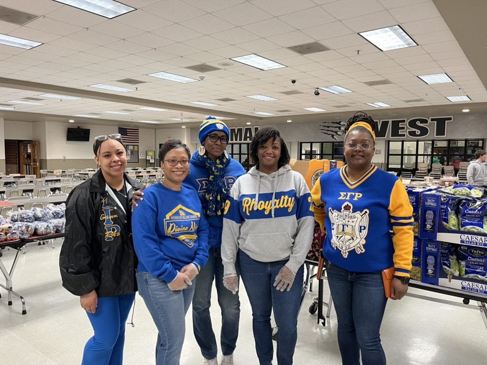 KES1922's tweet photo. Sorors of KES participated with other members of the D9 in the eastern food bank drive serving over 200 families with food and household essentials. 

#LeadingWednesdays #PushingtheEnvelope #SGRHOCentral #CentralLeadstheWay #SGRho 
#WeAreKES #SigmaGammaRho https://t.co/vpfJeBYmJS