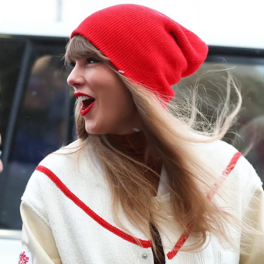 🚨| Travis Kelce reveals that Taylor Swift absolutely loved Jason Kelce at the last Chiefs game!