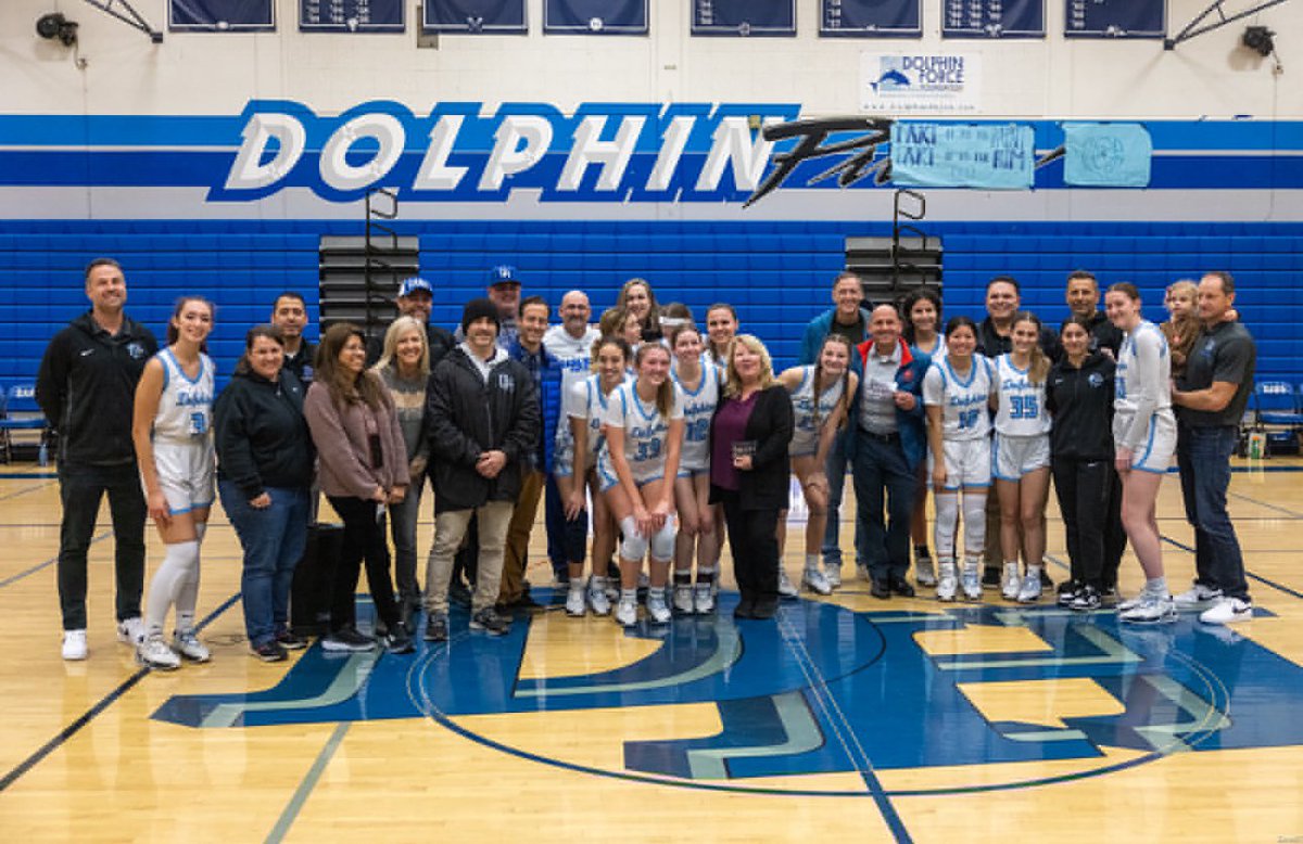 tritonprincipal's tweet photo. Big shoutout to Dana Hills girls basketball for showing appreciation to our staff! Your efforts in connecting and inspiring truly make a positive impact. Oh and they beat Mission 60-24! 🏀👏 #connectandinspire #Gratitude #TeamSpirit Photos by Alan Gibby https://t.co/ajNFKTeJlB