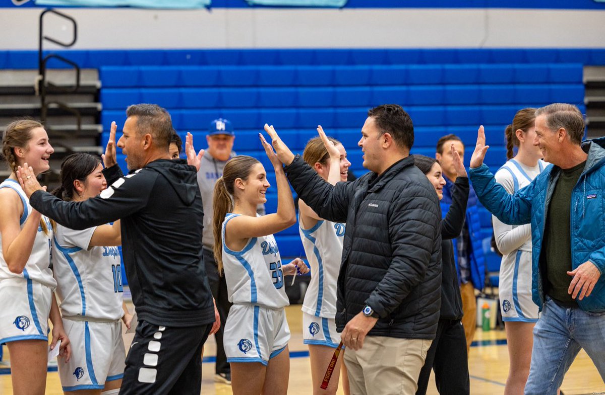 tritonprincipal's tweet photo. Big shoutout to Dana Hills girls basketball for showing appreciation to our staff! Your efforts in connecting and inspiring truly make a positive impact. Oh and they beat Mission 60-24! 🏀👏 #connectandinspire #Gratitude #TeamSpirit Photos by Alan Gibby https://t.co/ajNFKTeJlB