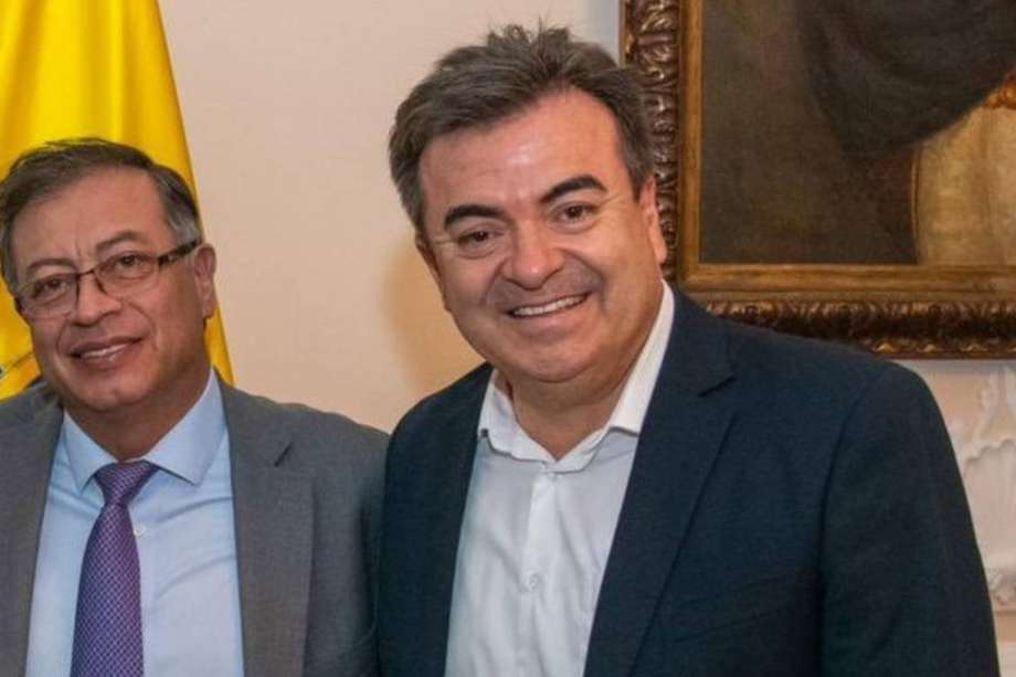 Se llama Olmedo López. 
Tiene el sueldo más alto del gobierno, $80 millones mensuales.
Su gran experiencia era:
Concejal de Caramanta y candidato a la Asamblea, secretario de Ambiente de Itagüí y gerente en Antioquia campaña Clara López Presidenta 2014. Solo tiene pregrado de