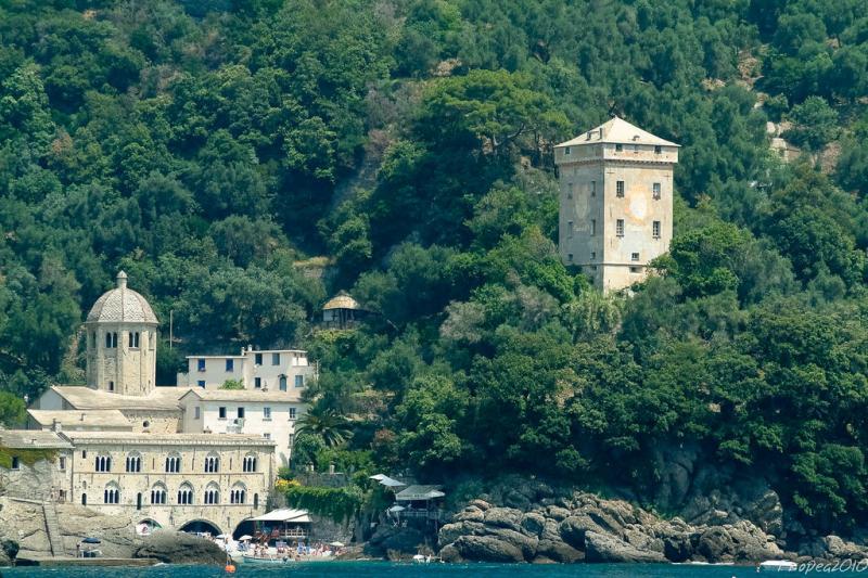 6/11 To safeguard the bay from pirate attacks, the Doria family erected a quadrangular watchtower, adorned with their seal, the imperial eagle. However, a devastating storm in 1912 nearly destroyed the church's facade and bell tower.