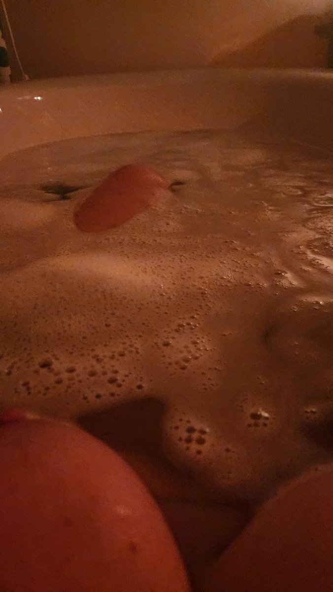 fnkdva's tweet photo. Enjoying a late-night soak #wet #wednesday #wetwednesday #pawg #titties #thiccthighs https://t.co/QiBJN02W5H