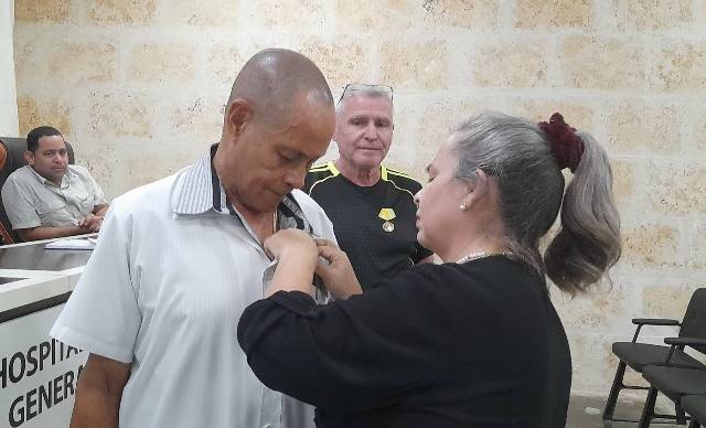Tres trabajadores del hospital provincial docente Doctor Antonio Luaces Iraola, de Ciego de Ávila, recibieron reconocimientos por su larga trayectoria laboral en el centro.<a href="/CAvilaRadio10/">Emisora Surco</a>