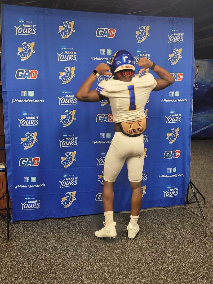 After a great visit and talk with @CoachBradSmiley yesterday I’m very blessed and honored to receive an official offer from @SAUFootball 💙💛 @tioga_football @dkcook221 @b_hoss_mac @RecruitLouisian @LAvsAllYall