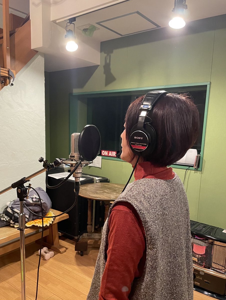 rinrinsuzuki's tweet image. 今日は生徒さんのヴォーカルレコーディングでした。せっかくレコーディングスタジオでレッスンしてるんだから。と、言って毎年録音してくれます。歌詞を覚えて録音にのぞみます。すごい。
#vocallesson  #レコーディングスタジオ  ＃亀吉音楽堂　＃ジャズボーカルレッスン　#鵜の木