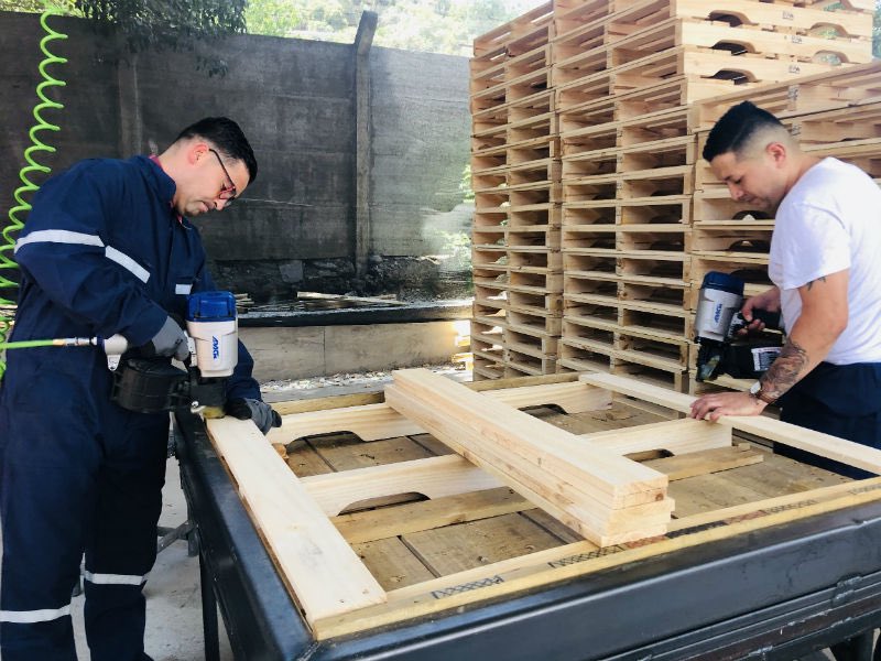 Paco y José ganándose el sueldo

#ManosALaObra #FelizMiercoles