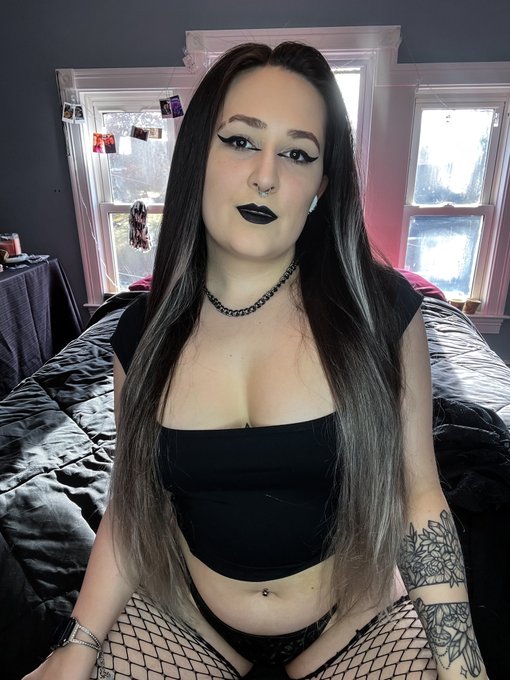 Can I be your big titty goth gf? 🖤💋☠️ https://t.co/5d9SMNqyxr