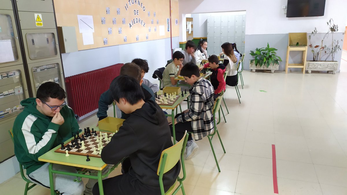 JLuSociales's tweet photo. Arranca el torneo de ajedrez! Suerte a los participantes! @IESTIERRA_CR https://t.co/sCpRvZombc
