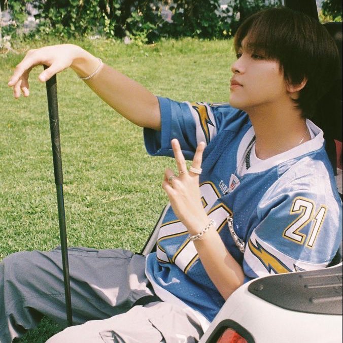 goresanAmi's tweet photo. [ caddy golf ] 
markhyuck au

Abinaya bersikeras untuk pergi ke kota meninggalkan desa kelahiran nya, ia percaya akan sukses di kota, hingga tak berpikir dua kali menerima ajakan seseorang untuk menjadi caddy golf yang ia sendiri pun tak paham pekerjaan seperti apa itu. https://t.co/wY5nk6QtlV