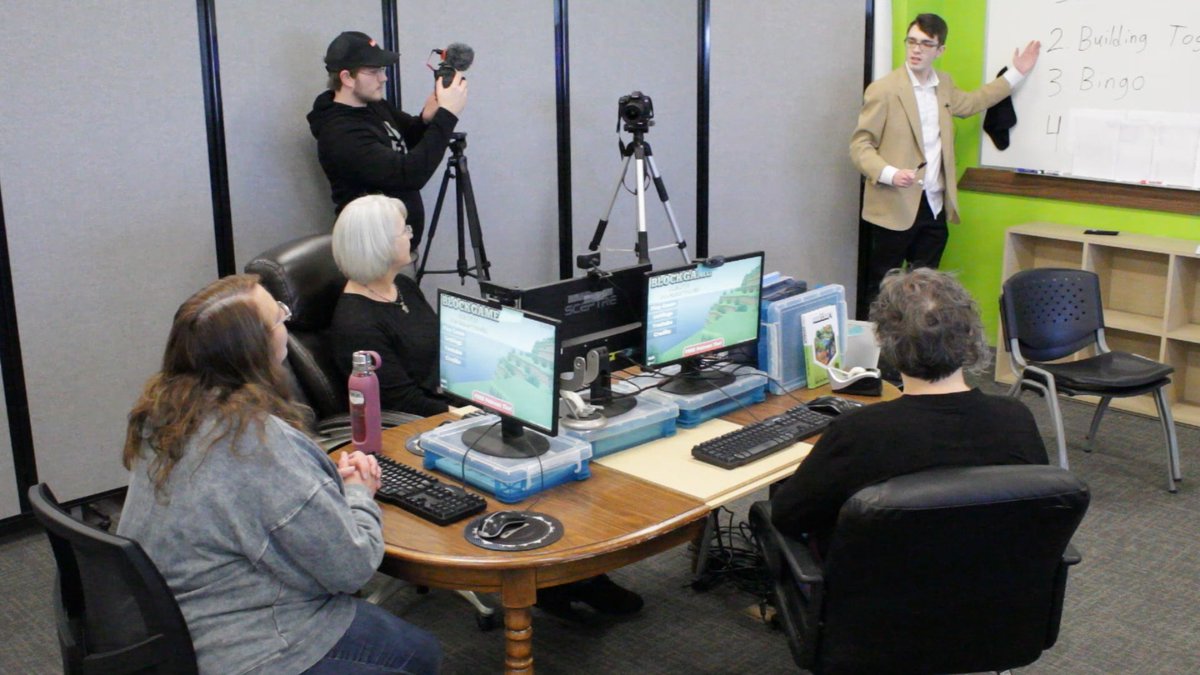 Games4NonGamers's tweet photo. I taught my Mom and her friends to Play Minecraft! 
⬇️More Screenshots Below⬇️ https://t.co/5sY8JeF4C4