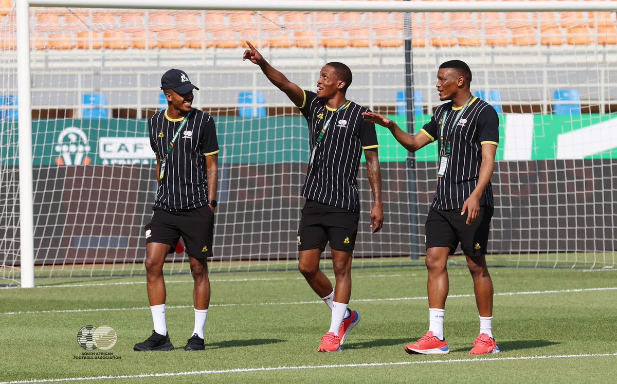 Arrival shots and pitch inspection. It is currently 37 degrees Celsius, extremely hot conditions. #AFCON2023