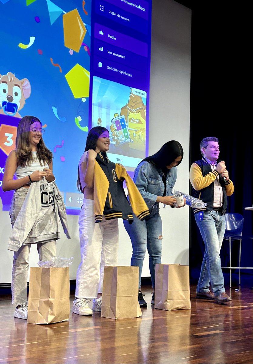 UniversidadCES's tweet photo. ¡Estamos felices de tenerlos en casa!🤩
Iniciamos el 2024 como más nos gusta, viviendo grandes emociones junto a quienes le dan sentido al campus: nuestros estudiantes CES 💙.
¡Este año volaremos juntos por el universo de la excelencia!
#EstudiantesNuevos #Regreso #UCES https://t.co/HfpUcMrOCW