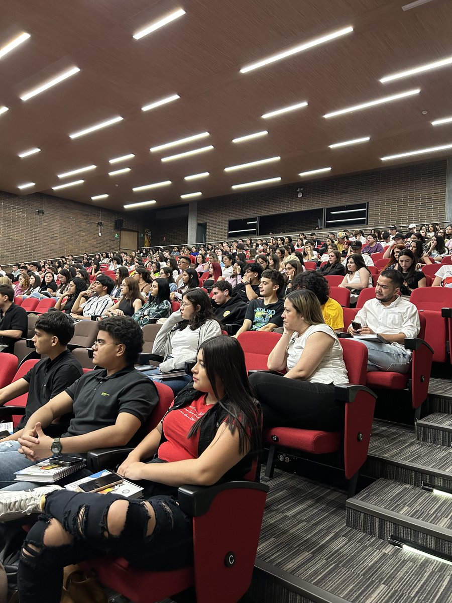 UniversidadCES's tweet photo. ¡Estamos felices de tenerlos en casa!🤩
Iniciamos el 2024 como más nos gusta, viviendo grandes emociones junto a quienes le dan sentido al campus: nuestros estudiantes CES 💙.
¡Este año volaremos juntos por el universo de la excelencia!
#EstudiantesNuevos #Regreso #UCES https://t.co/HfpUcMrOCW