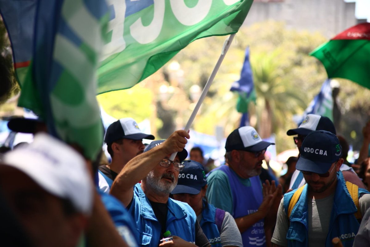 udocbacentral's tweet photo. 📍 #UDOCBAPresente

Compañeras y compañeros se movilizan al Congreso en rechazo al DNU y Ley Ómnibus de 
@JavierMilei_ https://t.co/W1luC5egwX