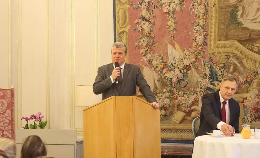 PLenFrance's tweet photo. L’Ambassadeur Rościszewski a rencontré ce matin les entreprises membres de la #ccipf et a échangé avec le DG du @MEDEF_I P. Gautier, le Prés. de la @ccipf M. Dolata et le Chef du service économique de @PLenFrance R. Hryniewiecki sur les perspectives économiques de la 🇵🇱 en 2024. https://t.co/Di1T1y2kI5