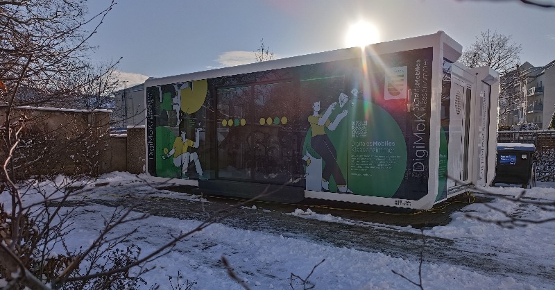 helliwood's tweet photo. 🚌 Wir touren nun auch durch Sachsen: Und zwar mit dem Digitalen Mobilen Klassenzimmer, kurz #DigiMoK - gefördert vom @Bildung_Sachsen. Für jede Schule haben wir innovative Themen wie KI, Robotik & Coding im Gepäck. Mehr dazu in der aktuellen News 👇