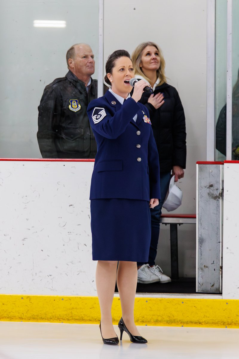 ERRaptorsHockey's tweet photo. 🎤A heartfelt thank you to MSgt Johnson for delivering an absolutely amazing rendition of the National Anthem at our Military Appreciation Night! Your talent and dedication lit up the arena. Congratulations on your well-deserved retirement 🎶 https://t.co/dmS80R7Zws