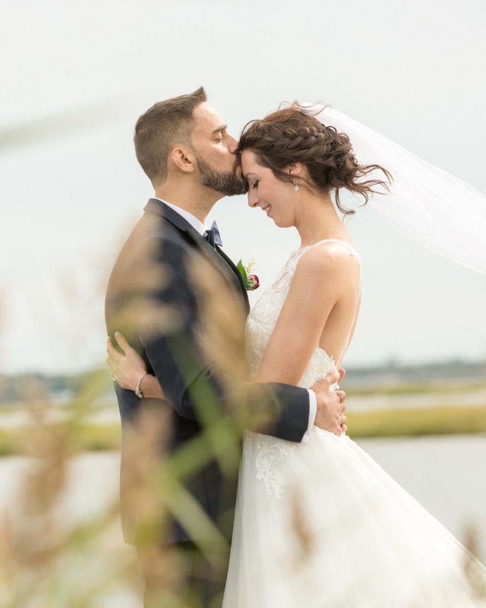 TimberPointCC's tweet image. With a kiss on the forehead, we seal our love story in the sweetest embrace. 💕 
-
#LessingsWeddings #TimberPoint @Lessingsweddings
📸 : @parkavestudio