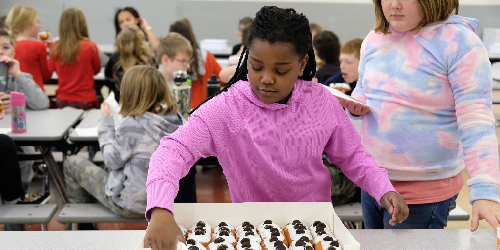 HSSD's tweet image. Fourth graders at @howard_huskies completed a persuasive writing unit to convince their fellow students to vote for a donut of their own creation. @festfoods generously agreed to create the winning donut and donate them for the students to enjoy! #AuthenticLearning 🍩 😋