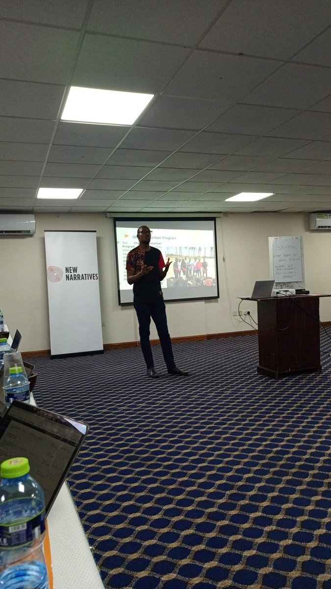 @Abocco the Director of @Ghanathink presenting on what GhanaThink Foundation is doing on #CleanAirGhana with support from @CleanAirFund #CleanAir4all #CleanAirFund #CleanAir at the @newnarratives workshop at the Sunlodge Hotel in Tesano. 
@Barcampaccra #bcaccra #BarcampAccra