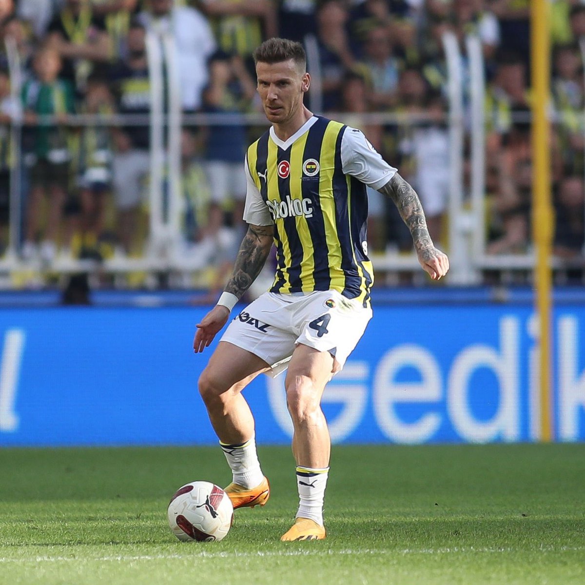 yessaykonocry's tweet photo. yok aga ben kabullendim van dijk thiago silva rüdigeri aynı anda çekip getirsek gün sonunda yine bu adam bi şekilde kadroya girecek aw https://t.co/ByMJZ0QQro