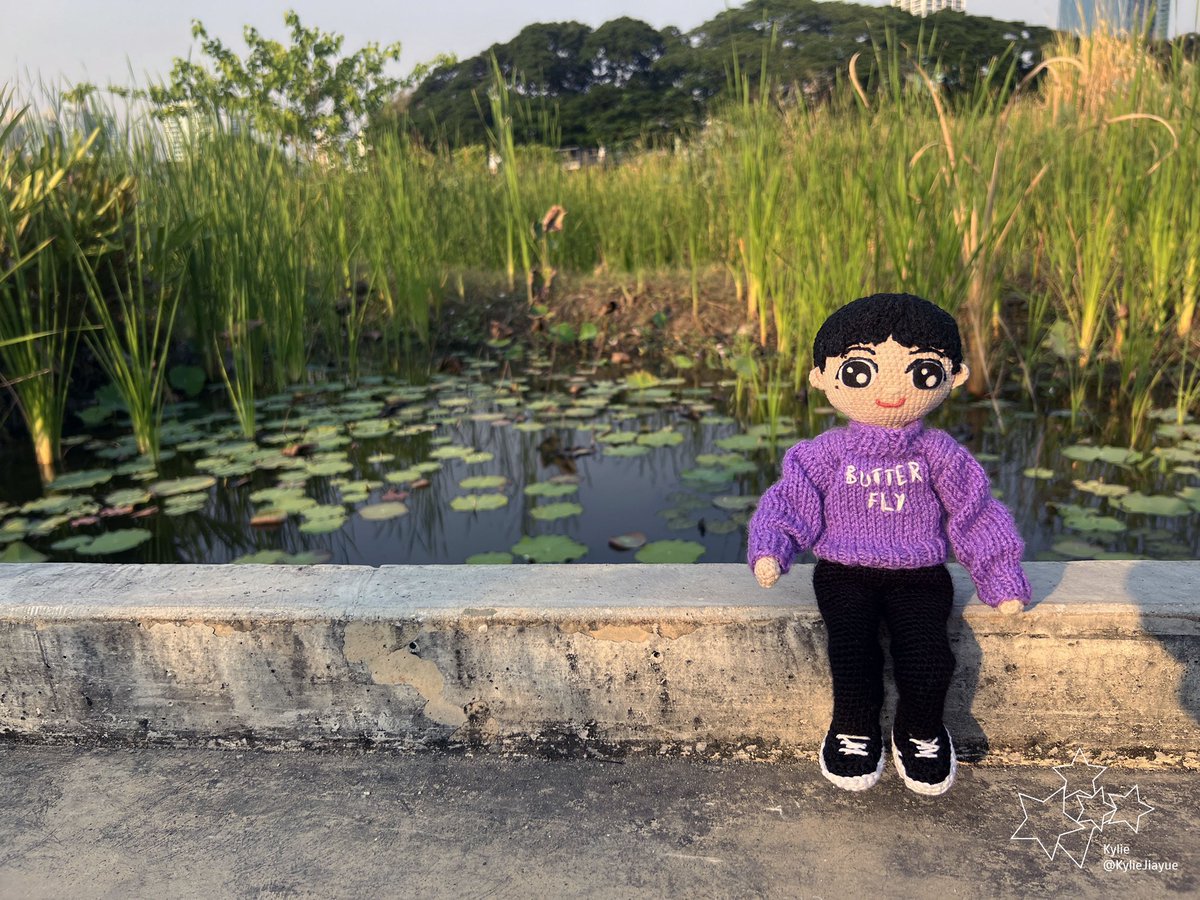 Look, I’ve crocheted a Zhou Shen doll! He’s finally finally finished and got to go to the park and take pictures 😁