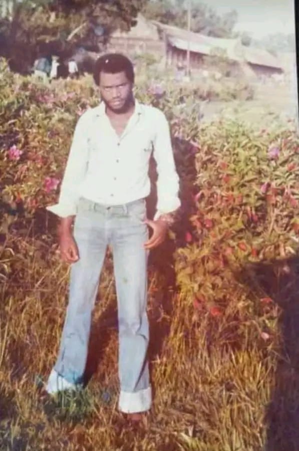 1975,Melchior Ndadaye,étudiant à Butare au #Rwanda
1986,il fut l'un des principaux membres fondateurs du Front pour la démocratie du #Burundi(FRODEBU-Sahwanya),parti à l'origine clandestin,officialisé en 1991,qu'il présida jusqu'à sa victoire aux élections des 1er et 29 juin 1993