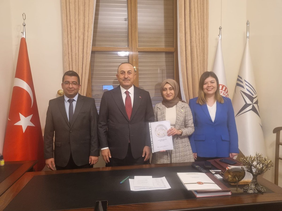 Kamu Mühendisleri olarak Sayın Bakanımız Mevlüt Çavuşoğlu'nu ziyaret ederek mühendislerin genel durumu ile ilgili bilgilendirme yapıp kanun tekliflerimizden bahsettik ve yasalaşmaları için destek talep ettik. Mevcut durumumuzu anladıklarını ve destek vereceklerini söylediler.