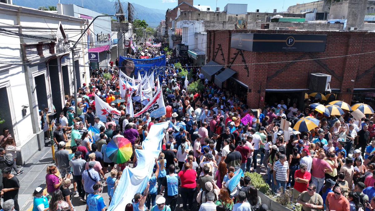 Más de 30 mil personas se movilizaron en La Rioja, en contra del DNU y las medidas de ajuste del gobierno Nacional.

La gente de bien, son los trabajadores, los principales afectados por este brutal ajuste. 

#ParoNacional porque queremos vivir dignamente.