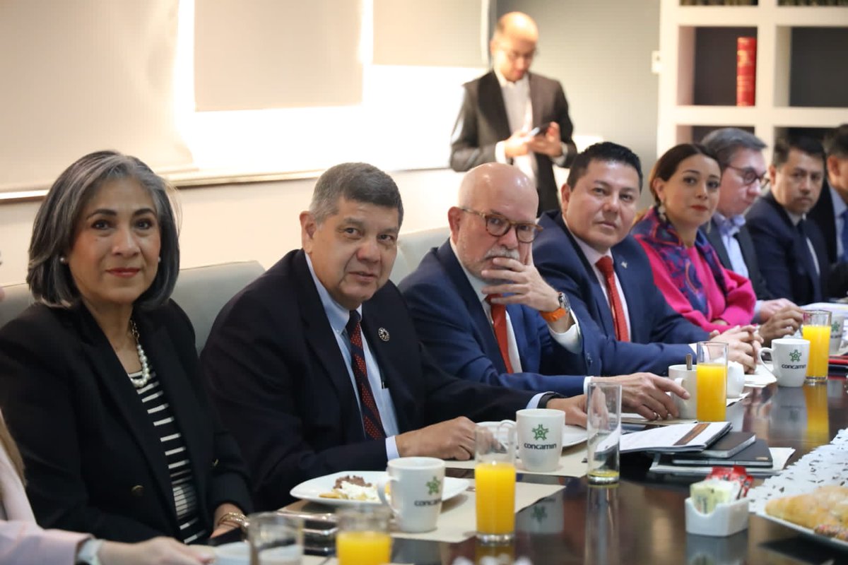 abugaberjose's tweet image. Durante la reunión con Altagracia Gómez, platicamos sobre la importancia de la consolidación del @CIC_CONCAMIN, de la implementación de una estrategia de #infraestructura, los aspectos logísticos para atraer #inversiones, la problemática generada por el #SúperPeso, y revisamos…