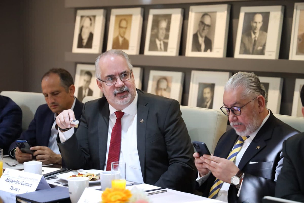 abugaberjose's tweet image. Durante la reunión con Altagracia Gómez, platicamos sobre la importancia de la consolidación del @CIC_CONCAMIN, de la implementación de una estrategia de #infraestructura, los aspectos logísticos para atraer #inversiones, la problemática generada por el #SúperPeso, y revisamos…