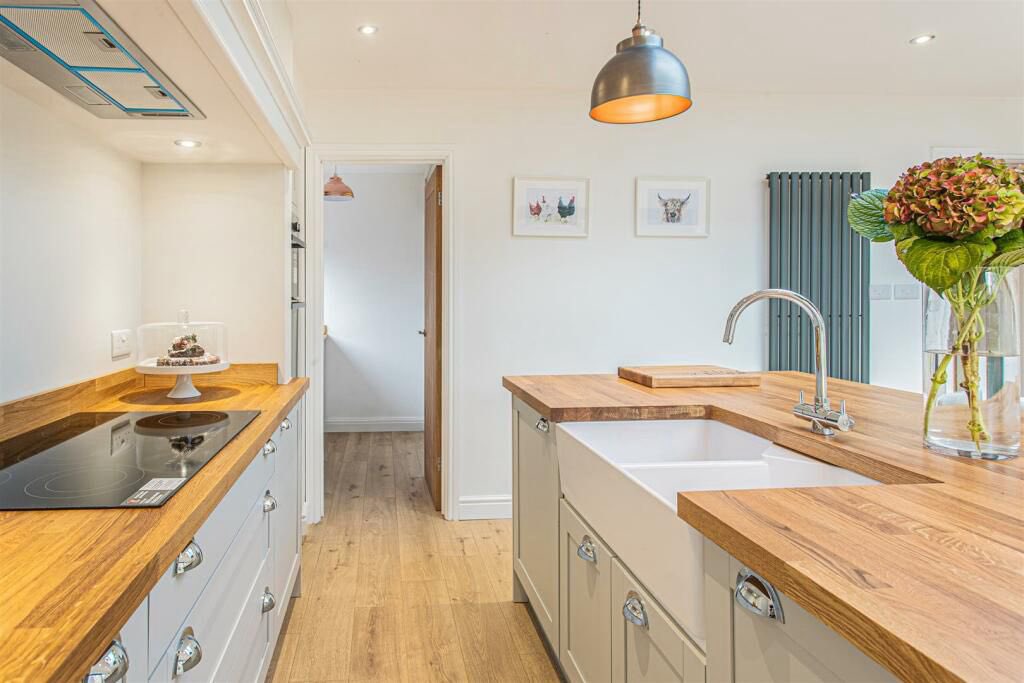 ✨For Sale✨

Tucked at the top of a delightful cul de sac in Malmesbury, this spacious, three double bedroom detached bungalow offers contemporary living finished to the highest of specifications

📞call the team to book a viewing on 01666 829292
🔗 strakers.co.uk/property-for-s…