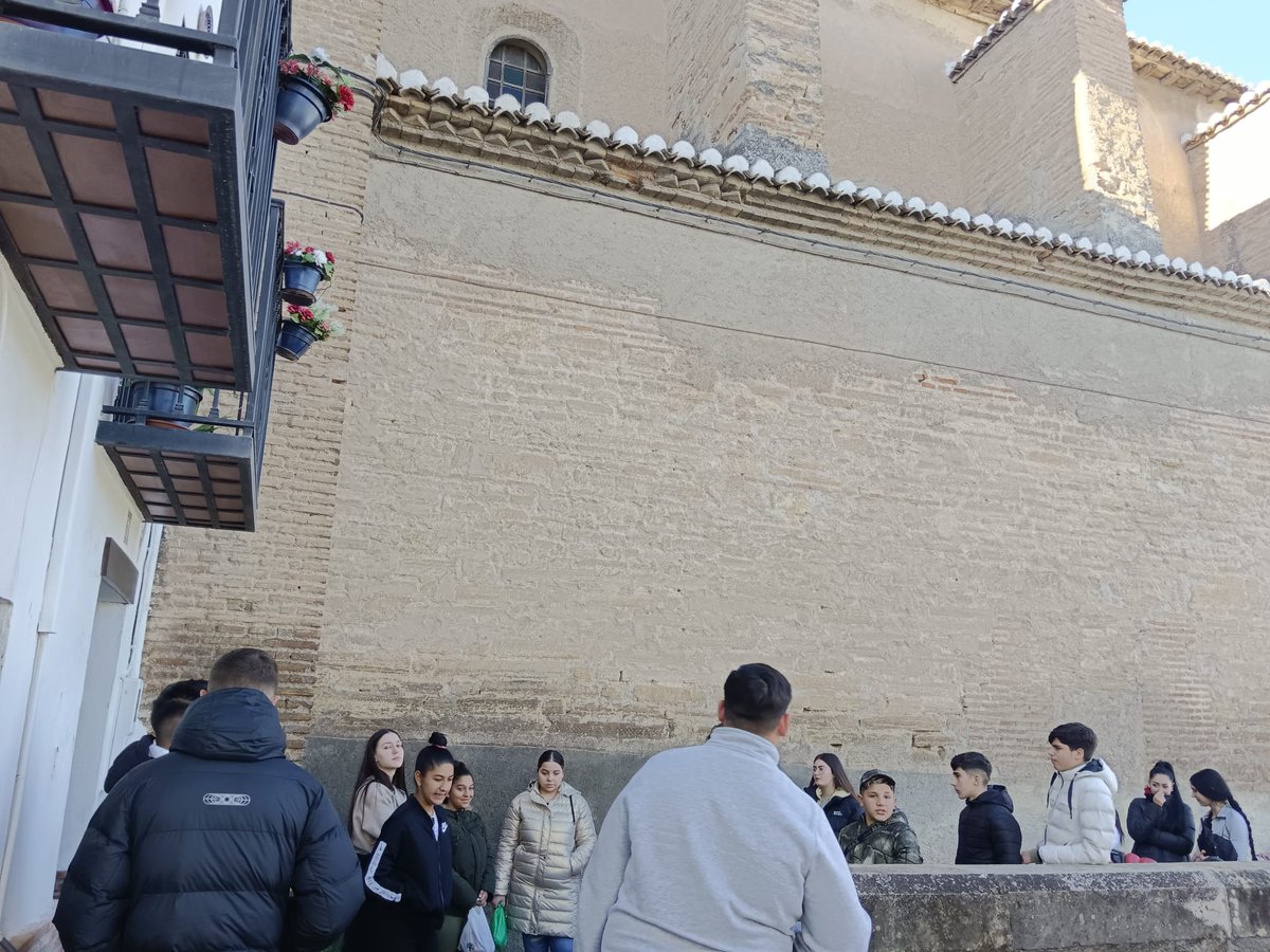 " Nuestro Alumnado de 2 ESO y 2FPB del  #IesLaPaz  ha disfrutado de una estupenda ruta por los aljibes del Albayzin. Hemos terminado visitando el Aljibe del Rey"