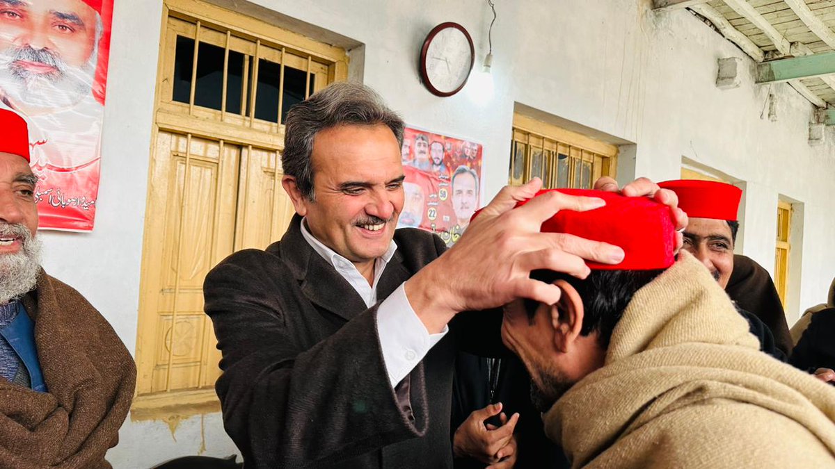 ANPOPakhtunkhwa's tweet photo. بخشالی مردان میں فرمان گل خاندان اور ساتھیوں سمیت پاکستان پیپلزپارٹی سے مستعفی ہو کر عوامی نیشنل پارٹی میں شامل ہوگئے۔ مرکزی سینئر نائب صدر و نامزد امیدوار این اے 22، پی کے 58 امیرحیدرخان ہوتی، نامزد امیدوار پی کے 55 محمد سہیل باچا اور دیگر ذمہ داران نے انہیں خوش آمدید کہا۔
#Vote4Laltain