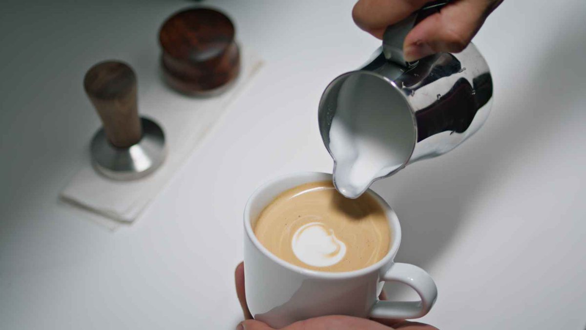 esCafeSalud's tweet photo. La Fundación Española del Corazón (@cuidarcorazon) ha recomendado el consumo del #café porque "se asocia a una mayor longevidad y una mayor supervivencia de la población general" https://t.co/xxPgO0KgE8 https://t.co/SLA20YccZV