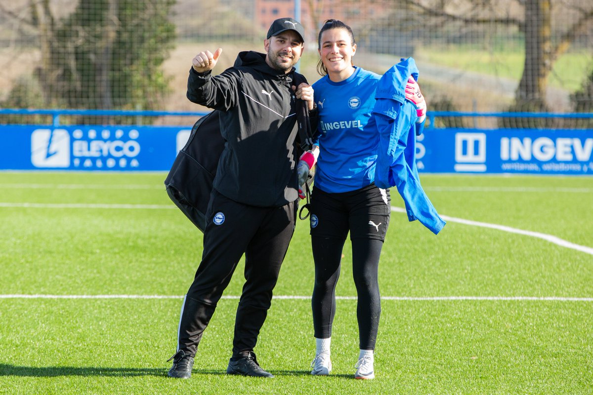 AlavesFem's tweet photo. ¡Estás más cerca, @eideregana_! 

✌️🧤🔙

#GoazenGloriosas ⚪️🔵 https://t.co/VpPYl0MgdE