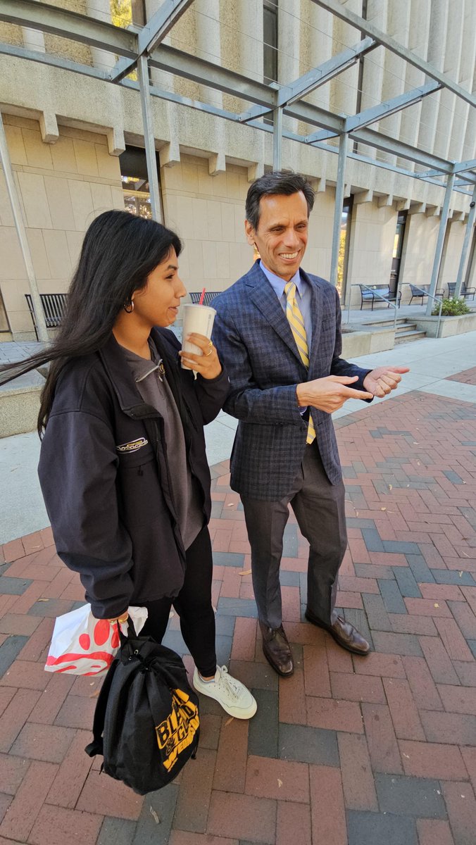 VCUpresident's tweet photo. Today is Black & Gold Wednesday! It was great sharing @VCU gear with students last semester, and I look forward to spreading the black and gold spirit all year long with @VCUdsa. #VCUBGW https://t.co/ji0Qn0Btl7